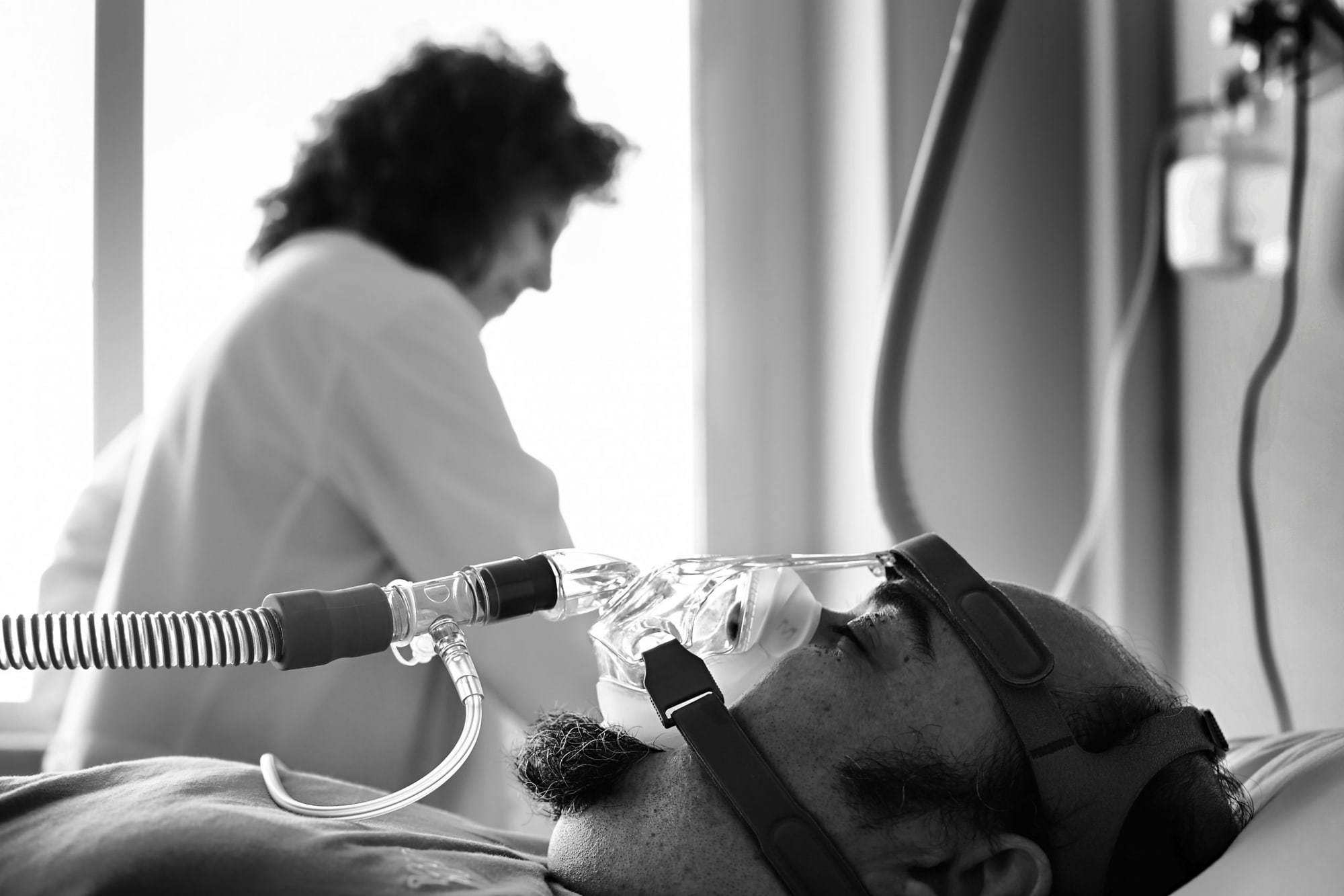 Ventilazione notturna con maschera per il trattamento delle apnee del sonno