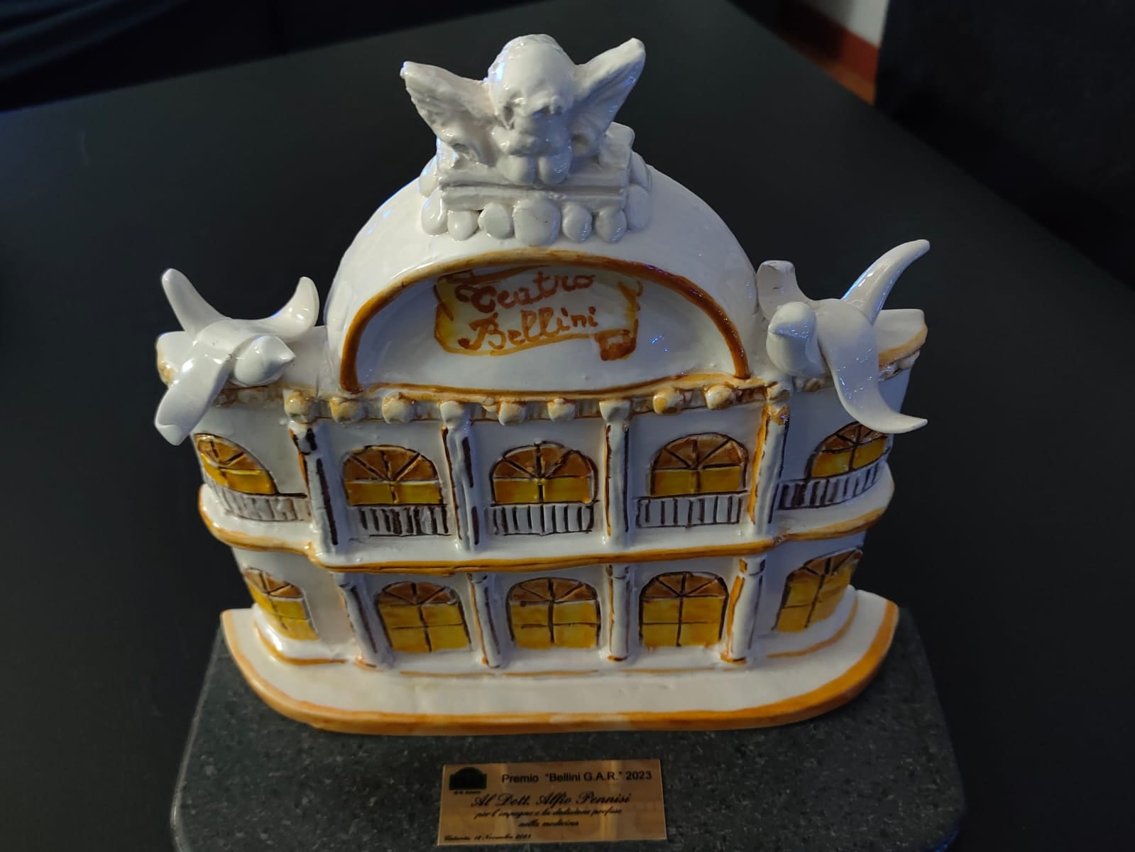 Il Premio alla Carriera Vincenzo Bellini, riproduzione in ceramica del Teatro Massimo Bellini