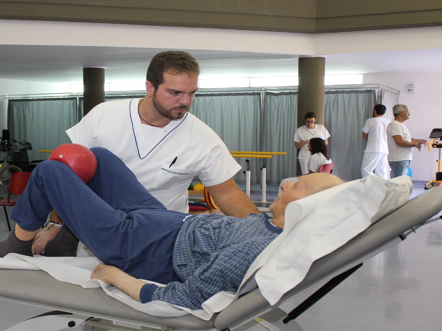 Una seduta di riabilitazione respiratoria nella palestra del centro